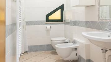 Douche, sĂšche-cheveux, bidet, serviettes fournies