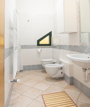 Douche, sèche-cheveux, bidet, serviettes fournies