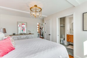 4 bedrooms, desk, WiFi, bed sheets