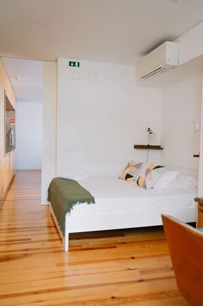 2 quartos, escrivaninha, ferros/tábuas de passar roupa, berço de viagem