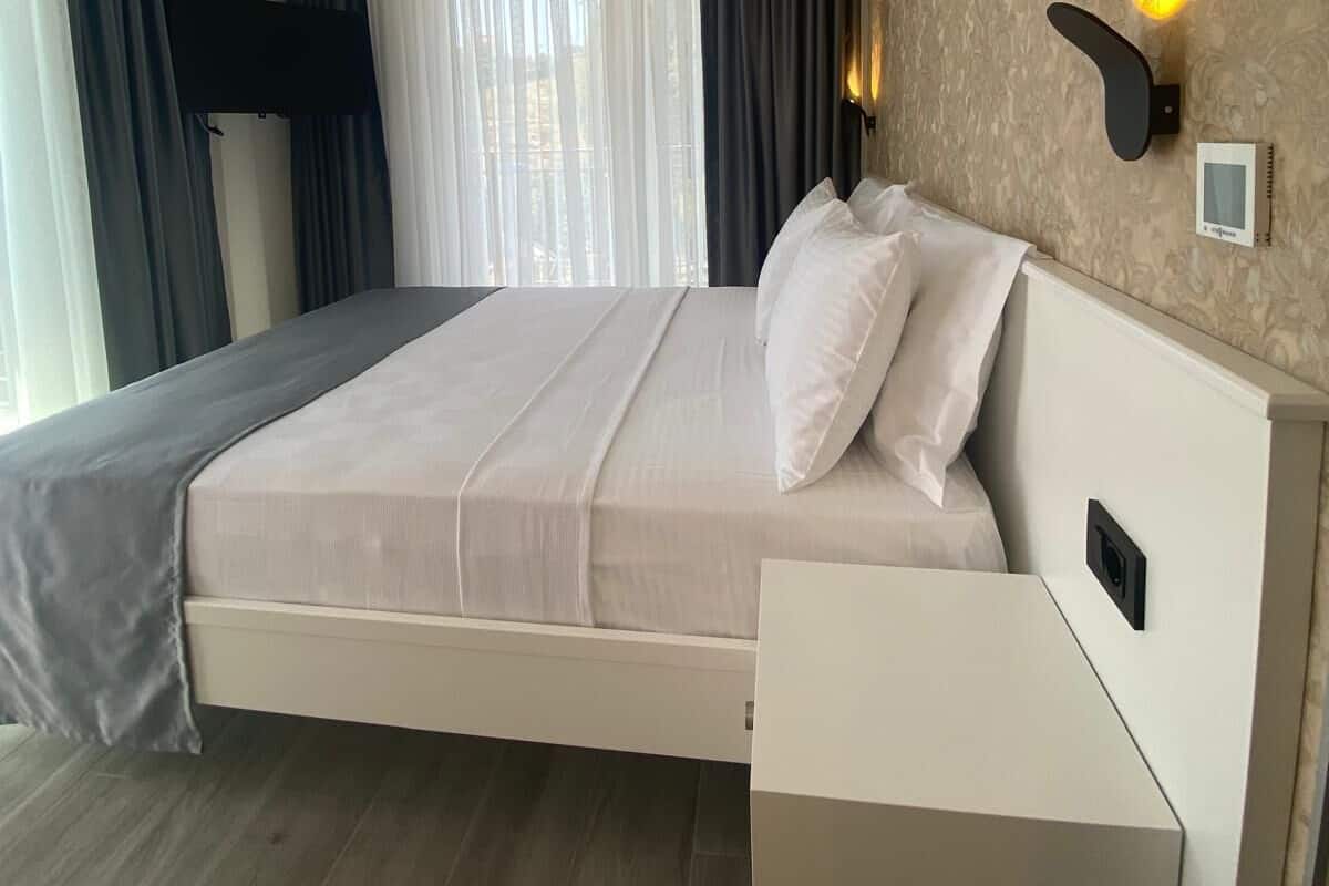 Comfort szoba kétszemélyes ággyal | 1 hálószoba, prémium ágynemű és széf a szobában