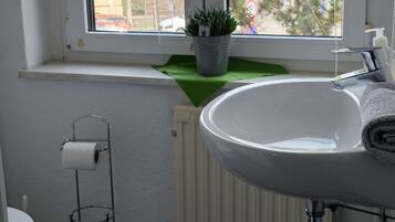 Dusche, Handtücher, Seife, Toilettenpapier