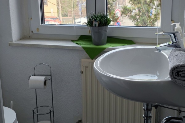 Douche, serviettes fournies, savon, papier toilette