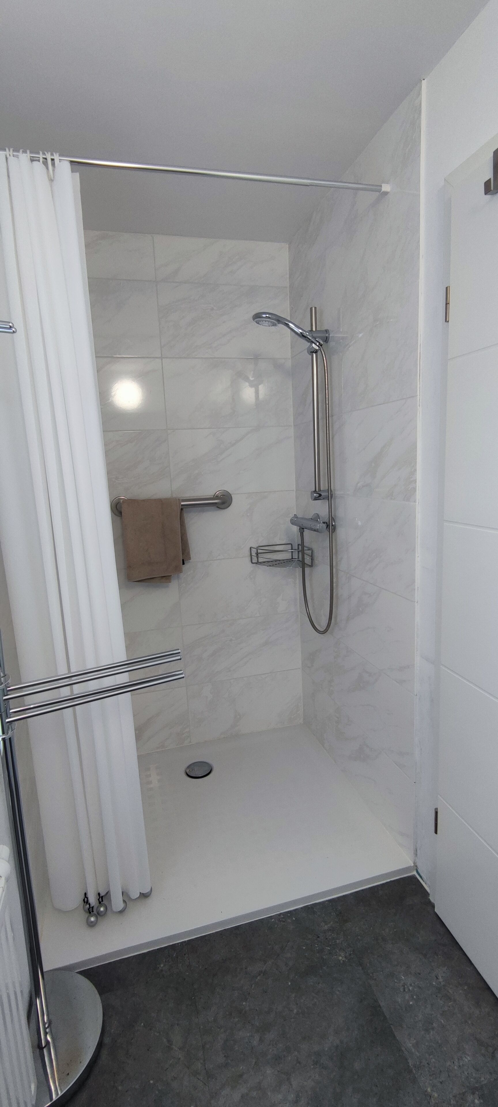 Dusche, Handtücher, Seife, Toilettenpapier