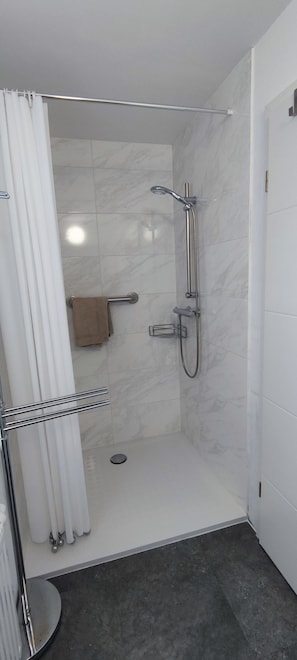 Regadera, toallas, jabón, papel de baño 