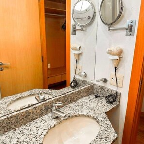 Studio | Salle de bain | Douche, douche à « effet pluie », articles de toilette gratuits