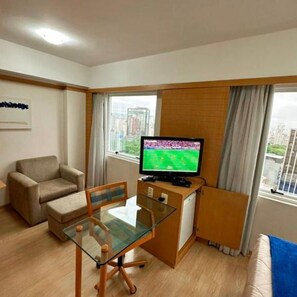 아파트 | 거실 공간 | 케이블 채널 시청이 가능한 32인치 스마트 TV, 넷플릭스, 스트리밍 서비스