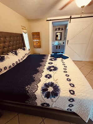 3 habitaciones, tabla de planchar con plancha, wifi y ropa de cama