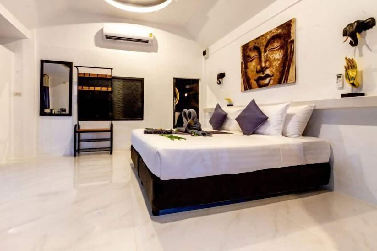 Luxe beddengoed, een minibar, individueel gedecoreerd