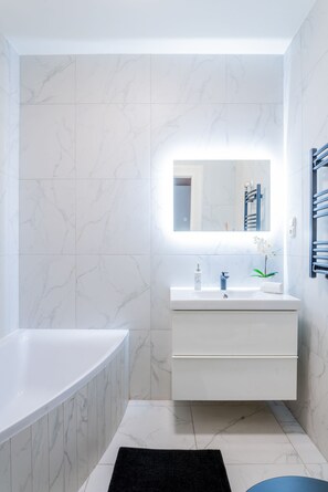 Hårtork, handdukar, tvål och toalettpapper