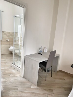 Douche, sèche-cheveux, bidet, serviettes fournies