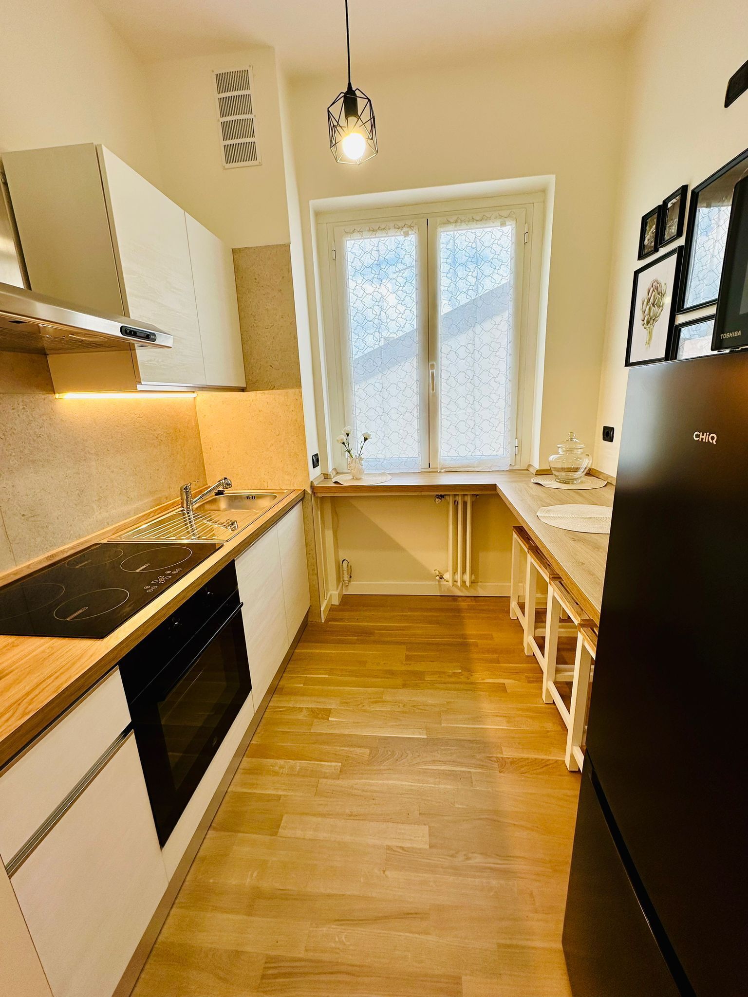 Kühlschrank, Mikrowelle, Ofen, Herdplatte