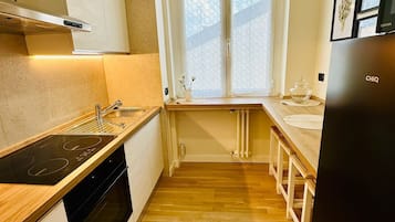 Kühlschrank, Mikrowelle, Ofen, Herdplatte