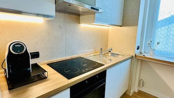 Geladeira, micro-ondas, fogão, cooktop