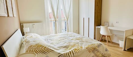 2 bedrooms, desk, iron/ironing board, WiFi