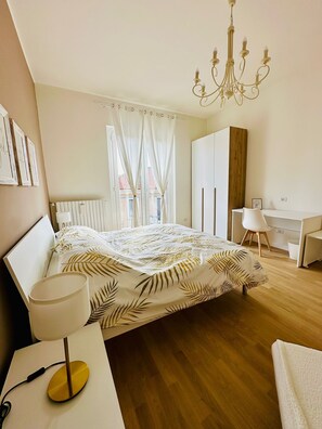 2 bedrooms, desk, iron/ironing board, WiFi