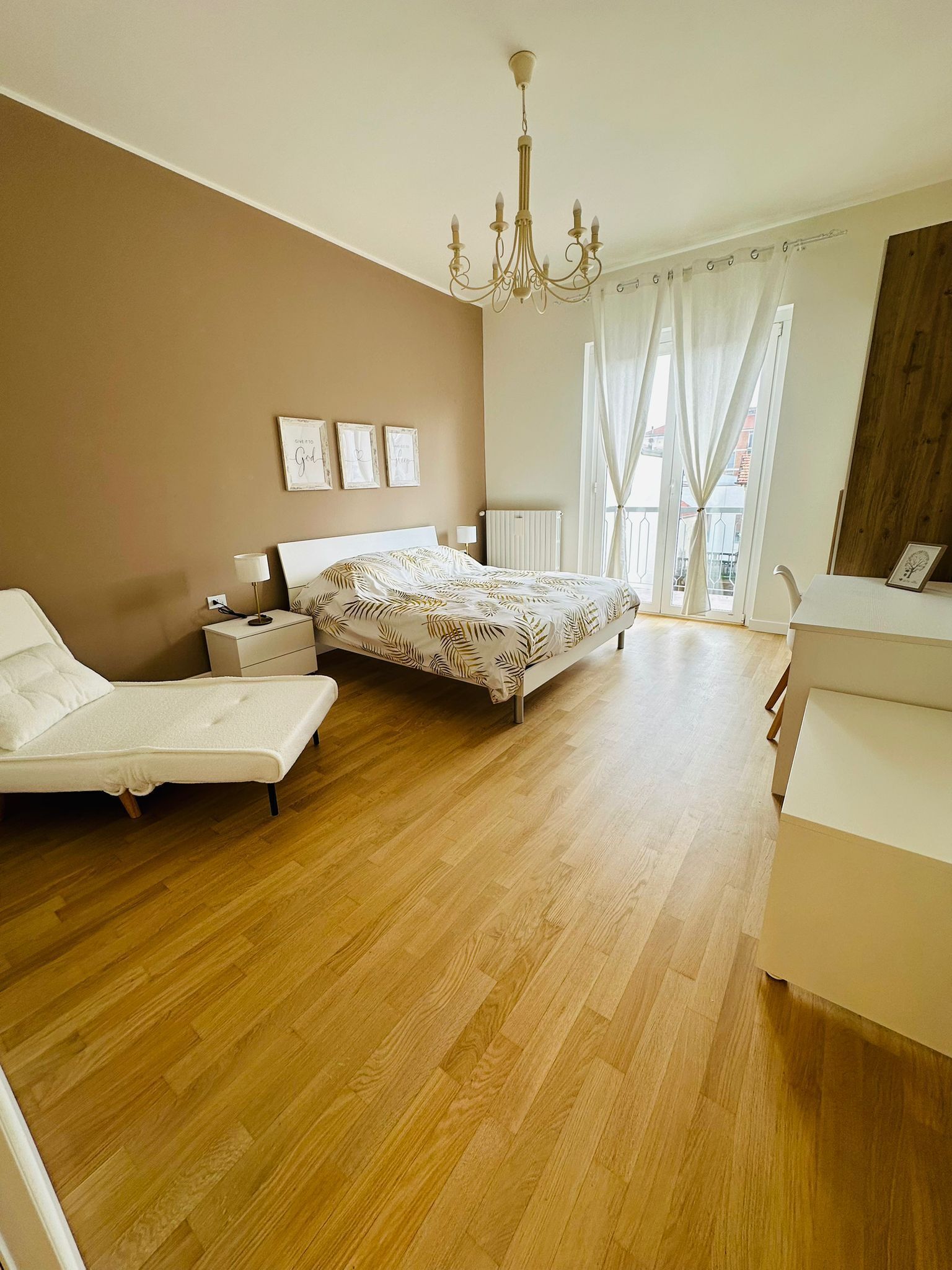 2 bedrooms, desk, iron/ironing board, WiFi