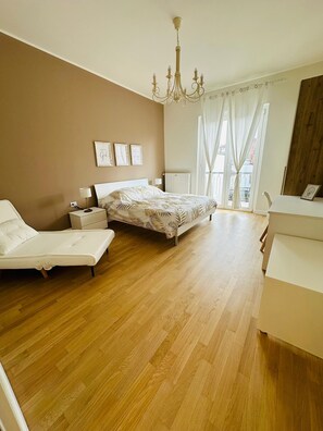 2 bedrooms, desk, iron/ironing board, WiFi