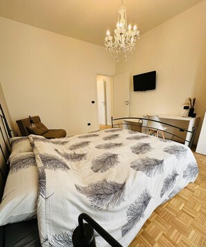 2 habitaciones, escritorio, tabla de planchar con plancha y wifi 