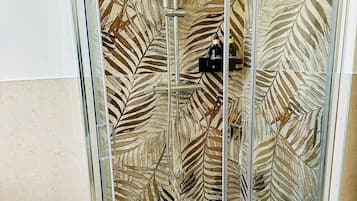 Dusche, Haartrockner, Bidet, Handtücher