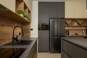 Frigorífic, microones, forn i placa de cuina