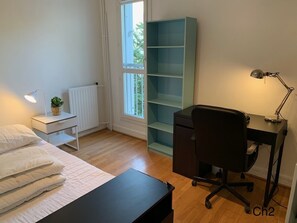 5 bedrooms, iron/ironing board, WiFi, bed sheets - Appartement 5 Chambres Cergy Ponceau Avec Terrasse (Cergy)