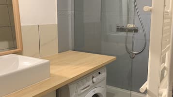 Dusche, Haartrockner, Handtücher, Seife