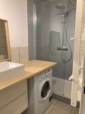 Shower, hair dryer, towels, soap - Appartement 5 Chambres Cergy Ponceau Avec Terrasse (Cergy)