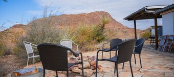 Casita Blanca - Centrally Located 3 Bedroom Home