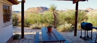 Casita Blanca - Centrally Located 3 Bedroom Home