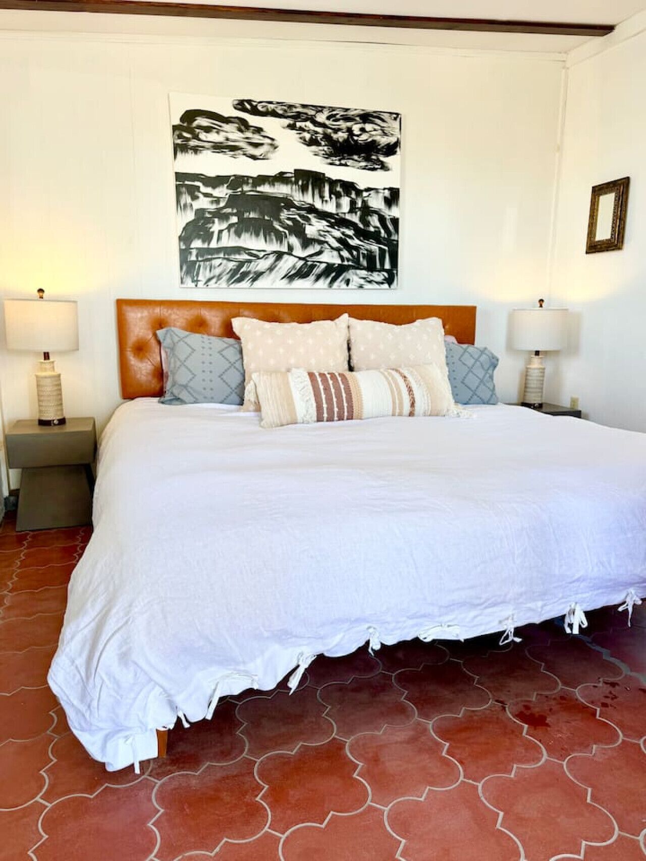 3 bedrooms, desk, WiFi, bed sheets