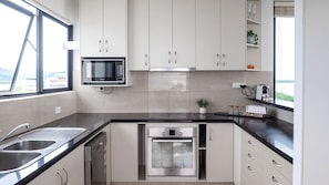 Réfrigérateur, four à micro-ondes, un four, surface de cuisson