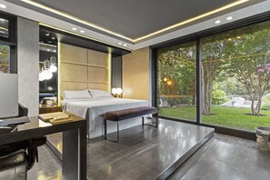 4 bedrooms, in-room safe, desk, iron/ironing board
