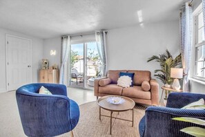 TV connectée, cheminée, livres, chaîne hi-fi