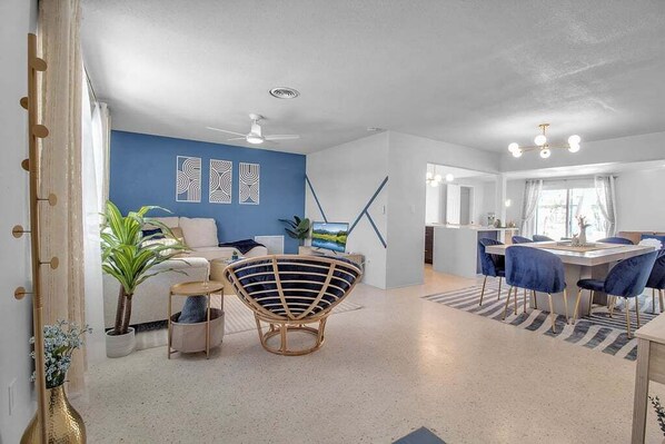 Smart TV, lareira, livros, aparelho de som