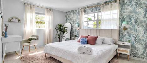 3 bedrooms, desk, iron/ironing board, travel crib