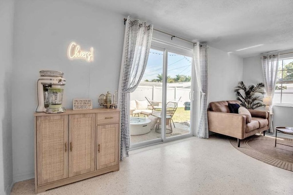 Smart-TV, peis, bøker og stereoanlegg