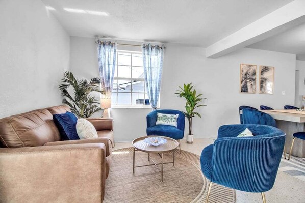 Una Smart TV, una chimenea, libros, un reproductor estéreo