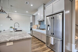 Private kitchen - Lakefront, Dock, Laundry, EV Charging, Ample Parking (Montgomery)