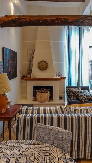 TV, fireplace - Artesia - Junior Suite Matisse (Novi Velia)