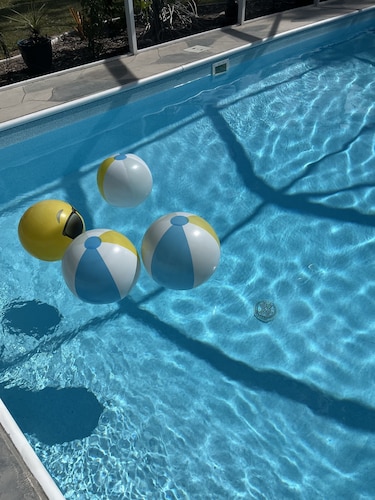 2 bedroom pool house Port Charlotte. Close to shopping.
