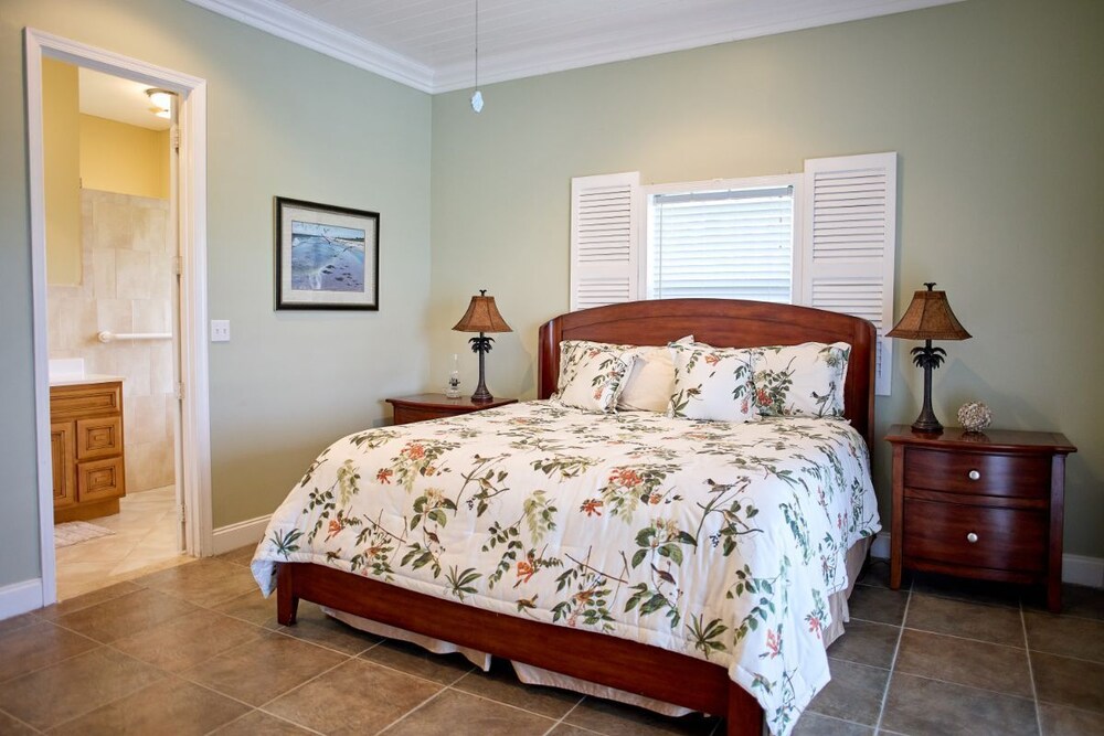 Ironwood Villa is a 3bedroom villa, dock and pool Old Bahama Bay West