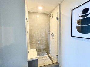 Shower, towels, soap, shampoo - The Perfect Scenario in Buckhead (Atlanta)
