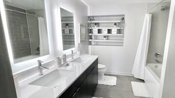 Douche, serviettes fournies, savon, shampooing