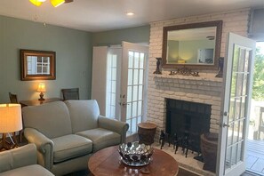 Smart TV - Cozy 2-bedroom townhome in enjoyable Diamondhead with AC, WiFi, and a great view (Diamondhead)