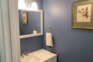 Shower, hair dryer, towels - Cozy 2-bedroom townhome in enjoyable Diamondhead with AC, WiFi, and a great view (Diamondhead)