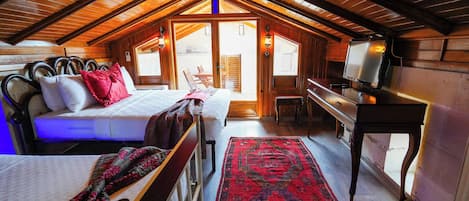 2 bedrooms, desk, free WiFi, bed sheets
