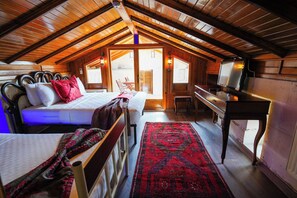 Desk, free WiFi, bed sheets - Hidiroglu Konaği Butik Hotel (Gaziantep)