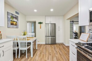 Fridge, microwave, oven, stovetop - South Tampa Gem House with Home Office, Gym and Gazebo (Tampa)