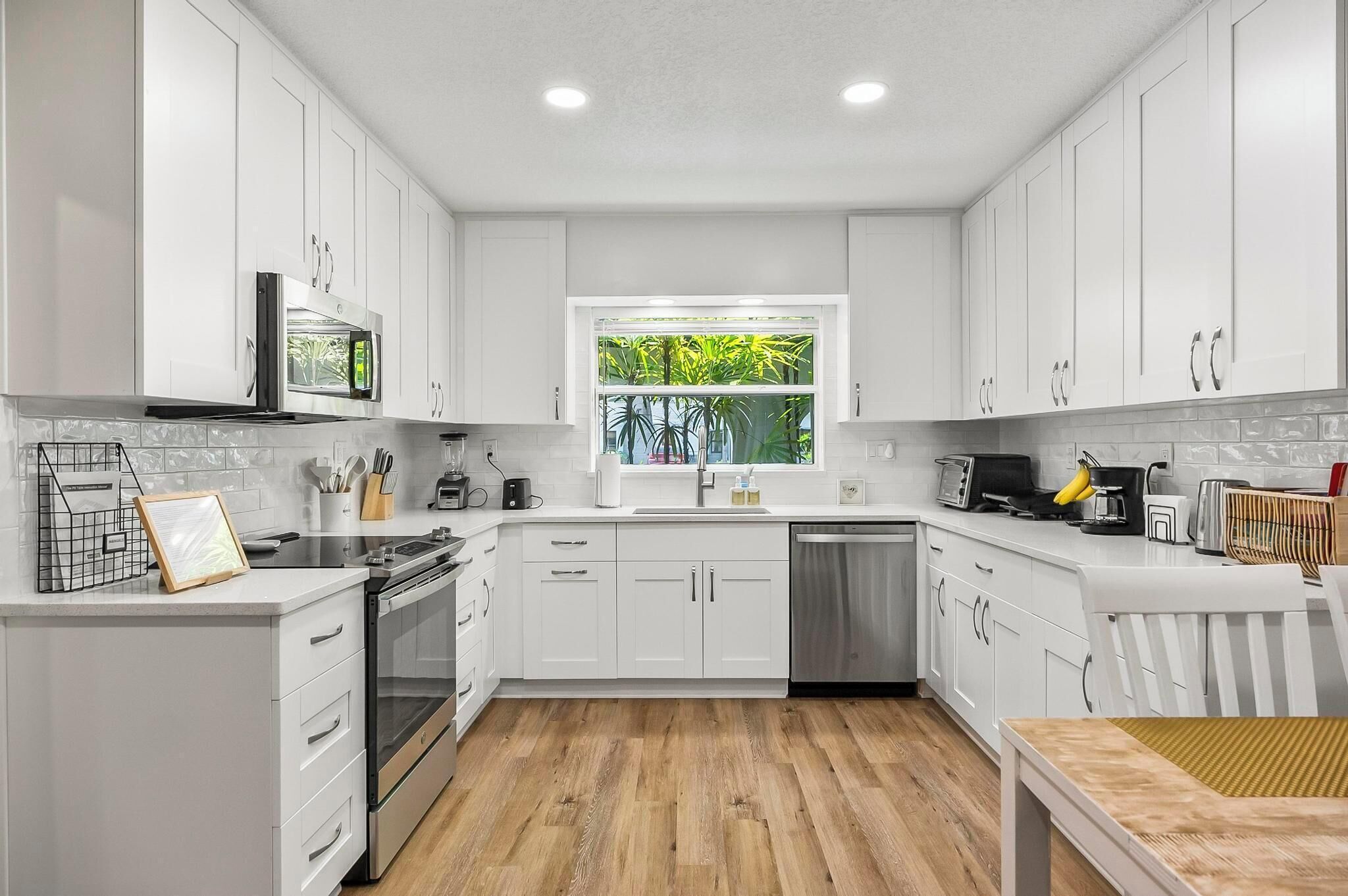 冷蔵庫、電子レンジ、オーブン、コンロ